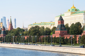 Obraz premium Embankment and Kremlin walls in Moscow city