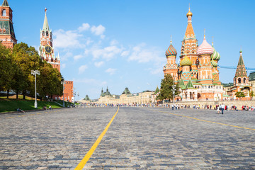 Obraz premium Kremlin Towers and Pokrovsky Cathedral in Moscow