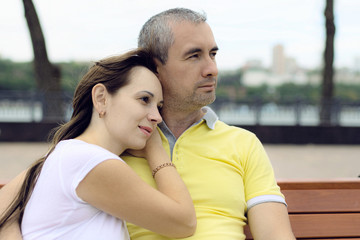 Obraz premium love, relationships, season and people concept - happy young couple hugging in autumn park