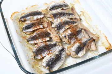 Pesce al forno: sardine con mollica e spezie