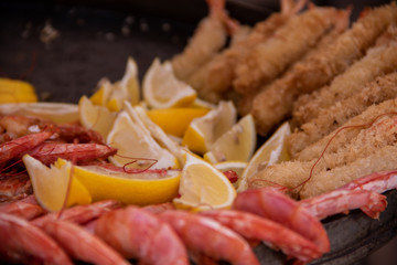 Testy boiled and griled ocean shrimps with lemon slices