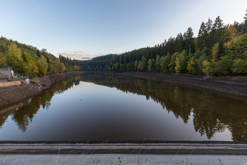 Spiegelung der Landschaft im Wasser der Perlbachtalsperre in der Eifel bei Monschau