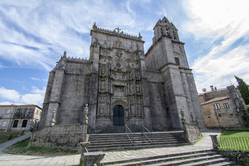 Fachada de Santa María la Mayor, basílica e iglesia, de estilo plateresco en Pontevedra, España