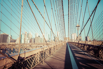 Fototapeta premium Brooklyn Bridge w Nowym Jorku. Sławny punkt zwrotny w usa przy ranku światłem.