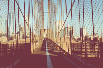 Obraz premium Brooklyn Bridge w Nowym Jorku. Sławny punkt zwrotny w usa przy ranku światłem.