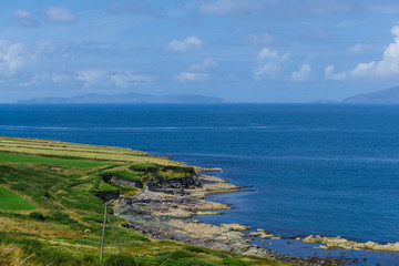 Grüne Küste von Irland mit Atlantik