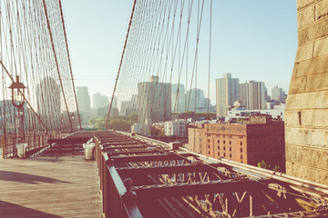 Naklejka premium Brooklyn Bridge w Nowym Jorku. Sławny punkt zwrotny w usa przy ranku światłem.