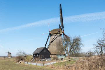 Fototapeta na wymiar Windmill De Kleine Molen in Nieuw-Lekkerland