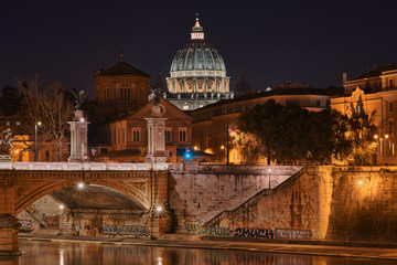 Fototapeta premium Rzym, nocna kopuła Bazyliki Świętego Piotra widziana z Tybru