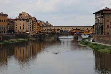 Fototapeta na wymiar Rower under Ponte Vecchio