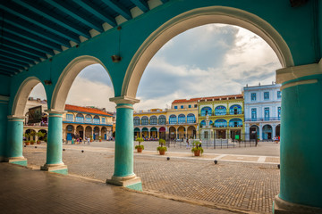Het oude plein of Plaza Vieja vanaf de veranda van de Fototeca de Cuba, Oud Havana, Cuba.
