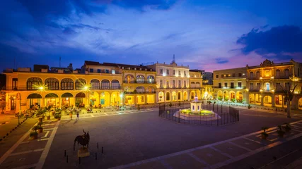 Türaufkleber The Old Square, Plaza Vieja in Spanish, at twilight, Old Havana, Cuba. © Maurizio De Mattei