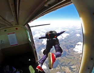 Fototapete Luftsport Fallschirmspringer springen aus Flugzeug