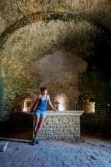 Femme dans la Chapelle du Château de Berzé-le-Châtel