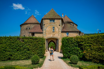 Fototapeta na wymiar Femme dans le Château de Berzé-le-Châtel