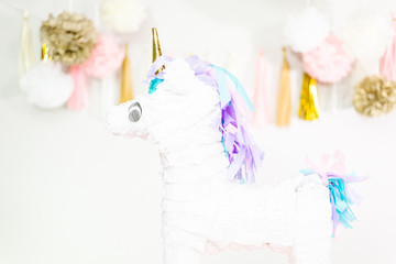 Unicorn pinata © arinahabich