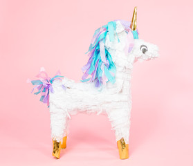 Unicorn pinata © arinahabich