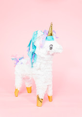 Unicorn pinata © arinahabich
