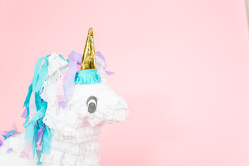 Unicorn pinata © arinahabich