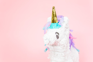 Unicorn pinata © arinahabich