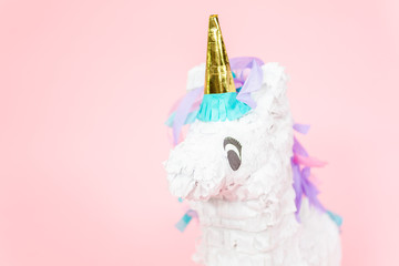 Unicorn pinata © arinahabich
