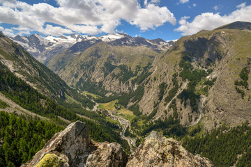 Fototapeta na wymiar Veduta dall'alto di montagne e valli in estate, Valle d'Aosta, Italia