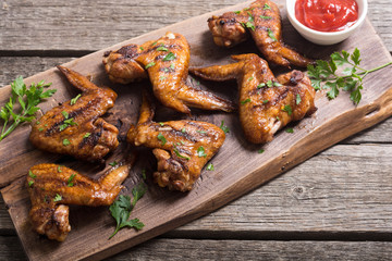 Grilled chicken wings with tomato sauce