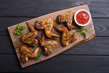 Grilled chicken wings with tomato sauce