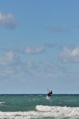 Pratique du kitesurf sur les vagues de Bretagne