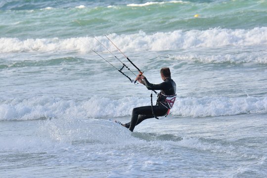Pratique du kitesurf sur les vagues de Bretagne
