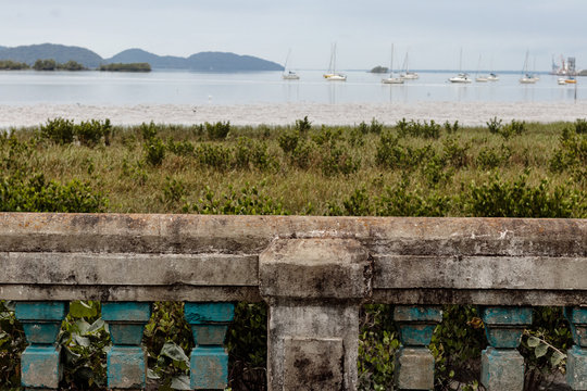 vista de barcos na praia sobre mangue