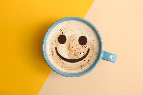 Fototapeta Kubek z kawą i uśmiechem na piance do pokoju