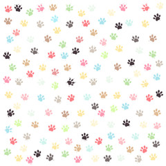 Huellas de perro de colores suaves con pequeñas salpicaduras sobre fondo blanco.