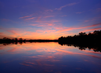 Obraz premium mirrored sunset over lake