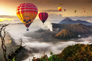  Kleurrijke heteluchtballonnen die over Mount Bromo-vulkaan vliegen in Bromo Tengger Semeru National Park, Oost-Java, Indonesië.. © somchairakin