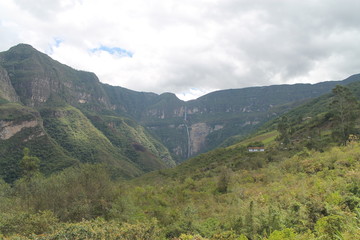 una vista desde lejos  de la catarata de Gocta en Chachapoyas - Perú