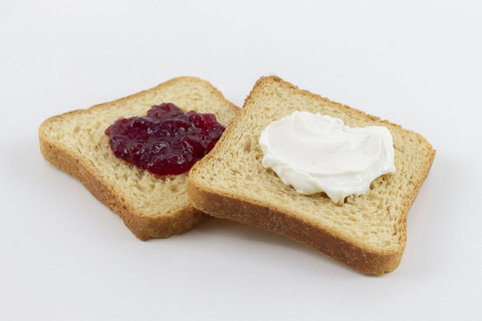 Torrada integral com geleia e requeij&atilde;o