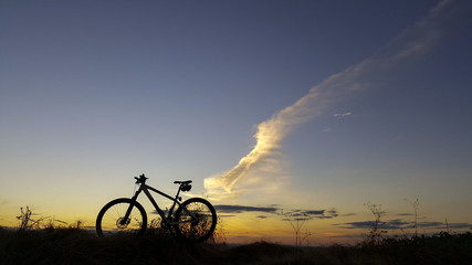 Fototapeta na wymiar Mountainbike ao pôr-do-sol