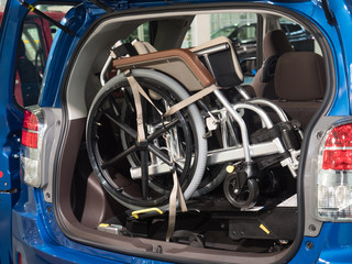 車椅子を積み込んだ乗用車