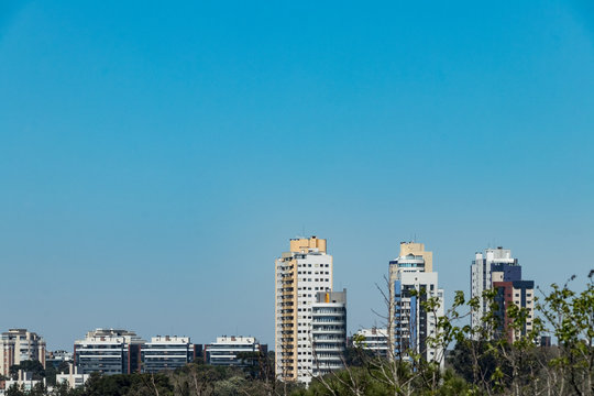 Vista da cidade com pr&eacute;dios altos em dia de sol