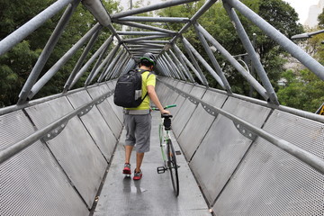 Ciclista en puente metalico