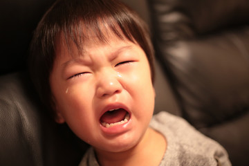 泣く男の子