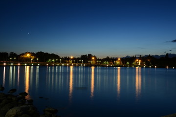 Fototapeta na wymiar city light at night on the lake