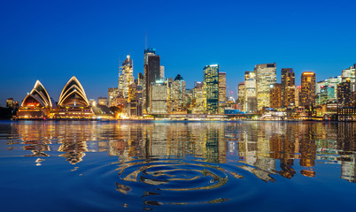 Fototapeta premium Panorama portu i mostu w Sydney w mieście Sydney