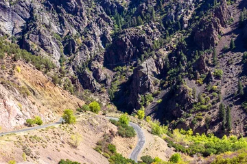 Papier Peint photo Lavable Canyon East Portal Road descends in a steep, winding trajectory through Black Canyon of the Gunnison National Park to the Gunnison River in Colorado