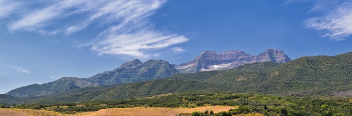 Fototapeta premium Panoramiczny pejzaż widok z Heber, Utah County, widok z tyłu Mount Timpanogos w pobliżu Deer Creek Reservoir w Wasatch Front Rocky Mountains i Cloudscape. Utah, USA.