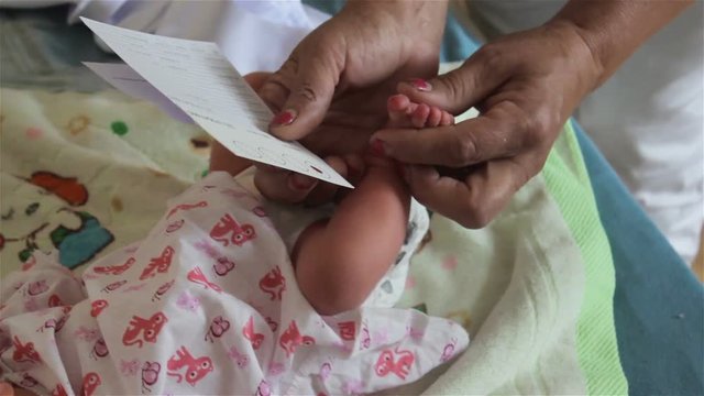 newborn baby foots blood test,take blood for analysis from the leg of a newborn baby