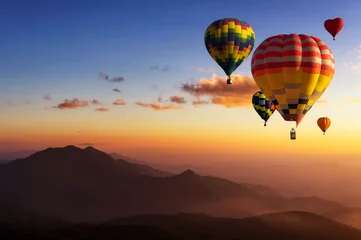 Foto op Plexiglas Ballon Heteluchtballonnen met landschapsberg.