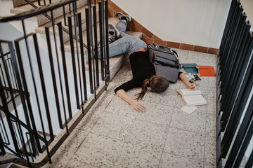 Frau stürzt auf Treppe