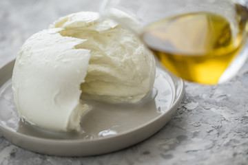 Büffelmozzarella Kugel mit Olivenöl auf Teller